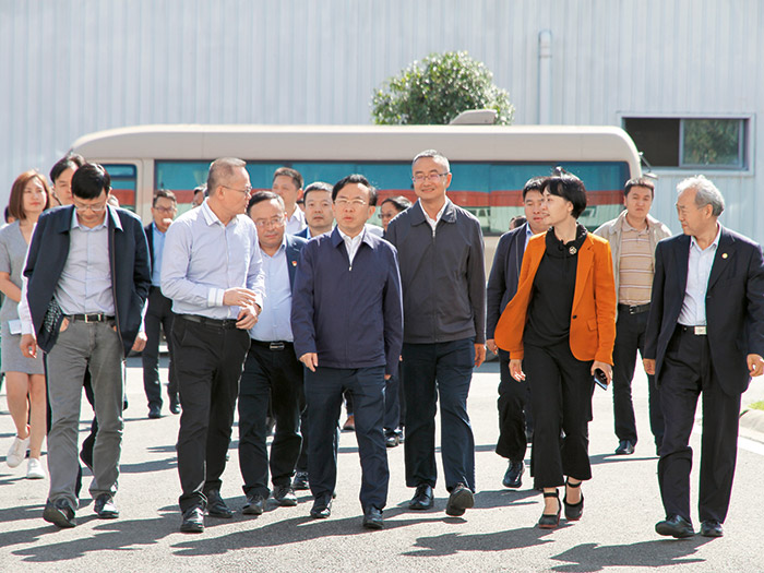  2018年成都市委常委、常務(wù)副市長謝瑞武帶隊蒞臨新筑股份，實地調(diào)研內(nèi)嵌式中低速磁浮系統(tǒng)